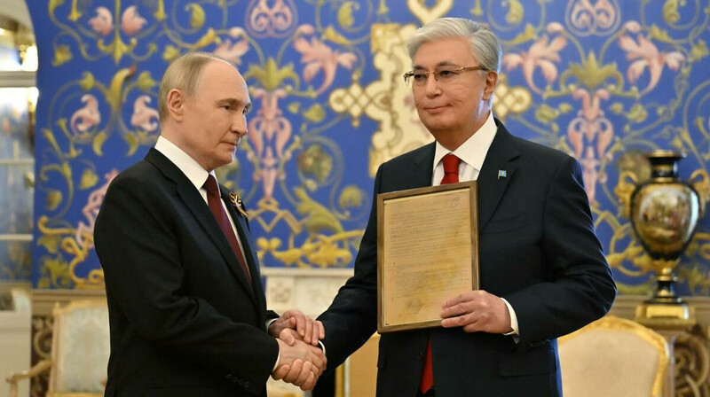 Путин Тоқаевқа әкесінің марапаттау қағазын табыстады