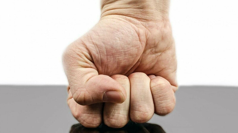 Қарағандыда қарт адам соққыға жығылды
