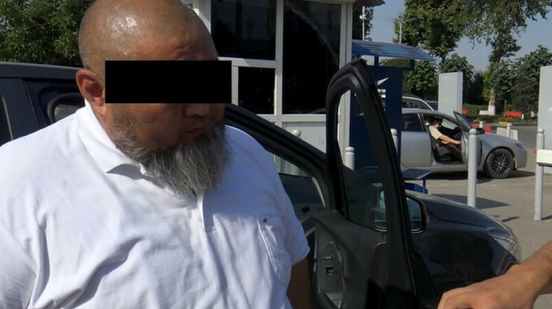 Дін қызметкері мешіт пен медреседегі адамдардан ақша бопсалаған