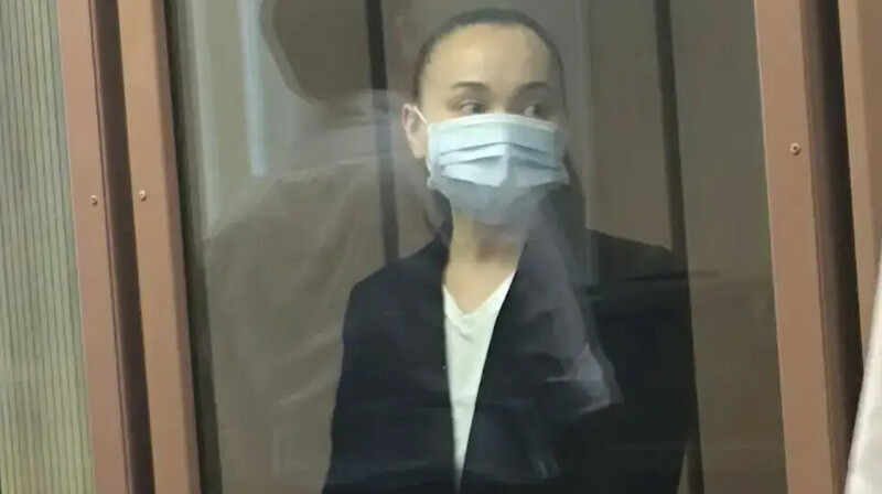 “Мені тергеу изоляторында ұрды”: Перизат Қайрат сот залында жылап жіберді