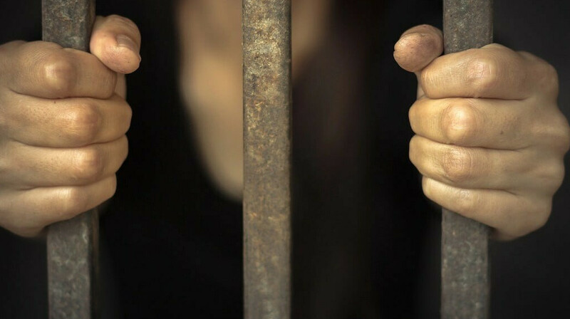 "Әйелдер бір-бірімен төсектес болады": Түрмеден шыққан келіншек темір тордағы сұмдықтарды айтты