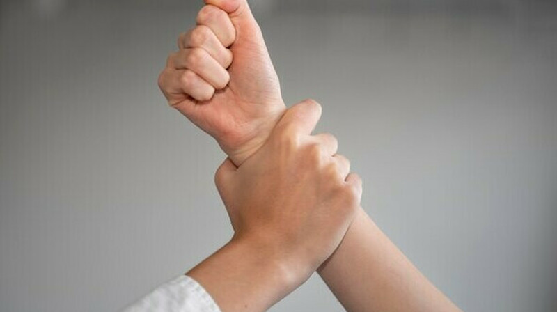 Екібастұздық бойжеткен экс-жігітінің тепкісінің астында қалды