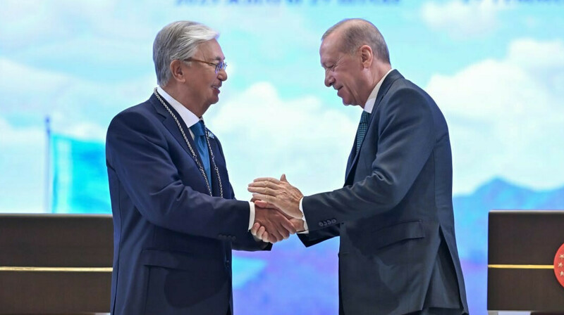 Ердоған Тоқаевты Түркияның ең жоғары мемлекеттік наградасымен марапаттады