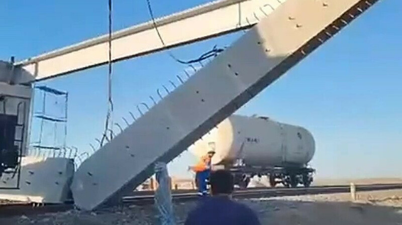 Қарағанды облысында теміржол станциясына баған құлап, адамдар зардап шекті
