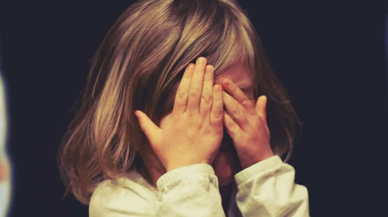 Түркістанда 17 жастағы қызды туысы бір жыл бойы зорлап, кейін достарына «сатқан»