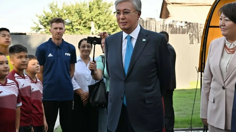 Тоқаев Бішкектегі әкесінің есімімен аталатын мектепке барды