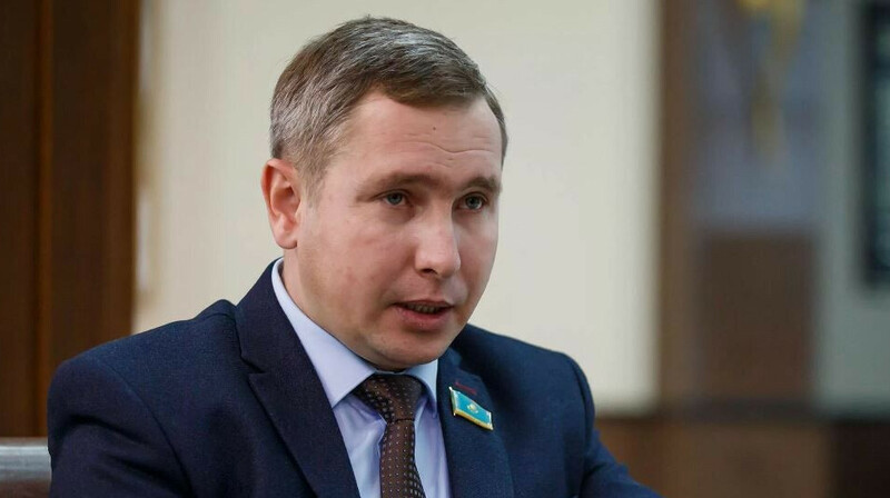 «Енді халықты алдап жүрген инфо-сығандардың жағдайы қиындайды»: Мәселе Парламентте қаралмақ