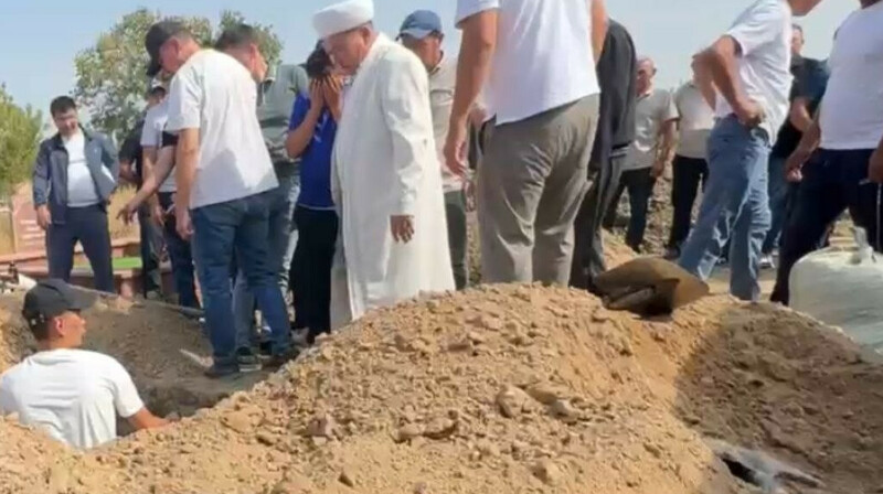 Талғарда кісі қолынан қаза тапқан үш баланың әкесі жер қойнына тапсырылды