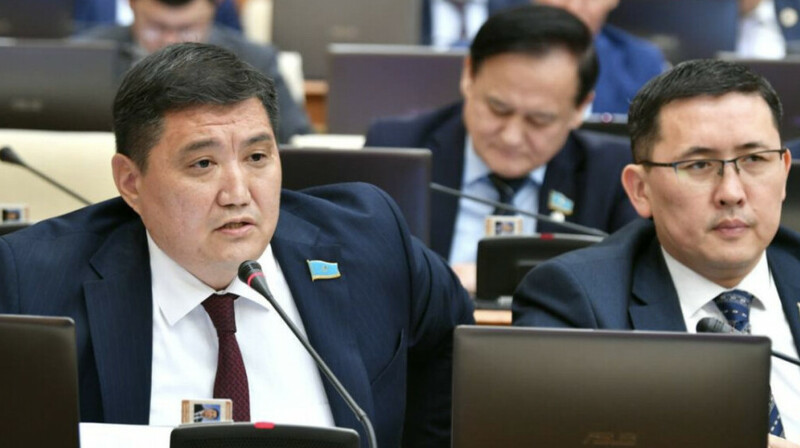 Депутат Базарбек 20 миллион теңге жалақыға қатысты сөзін түсіндірді