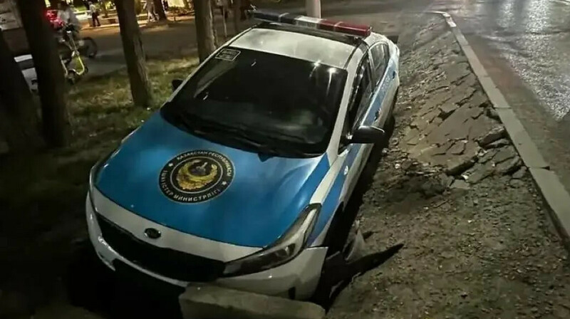 Алматыда полиция көлігінің жол шетіне шығып кетуіне себеп болған жүргізуші табылды