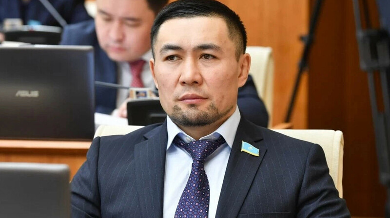 Ардақ Назаров неге анасын Мәжіліс отырысында құттықтағанын түсіндірді
