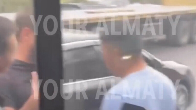 Алматыда ер адам автобусты бөгеп, жүргізушіні пышақпен қорқытты