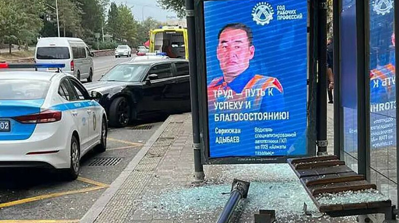 Алматыда жеңіл көлік аялдаманы соғып құлатты