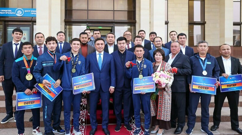 Ағайынды Сабырхандарға көлік пен пәтер сыйға берілді
