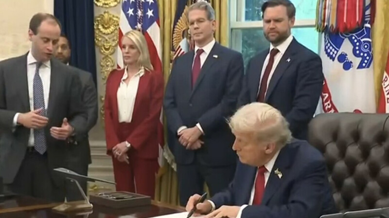Трамп TikTok бойынша мәміле жөніндегі жарлыққа қол қойды