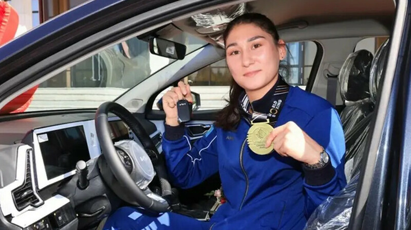 Бокстан әлем чемпионы Аида Әбікееваға автокөлік сыйға тартылды
