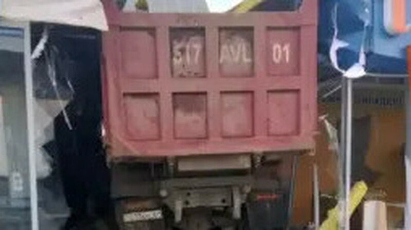 Тобыл кентінде жүк көлігі жанармай құю станциясына соғылды