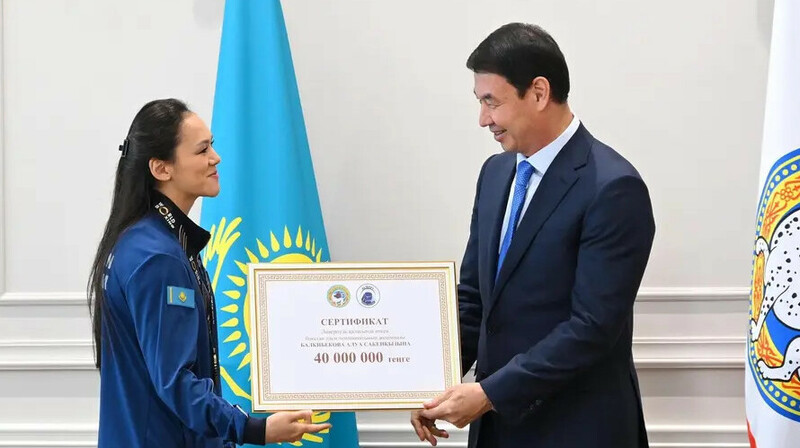 Алматы әкімі бокстан әлем чемпионатының жүлдегерлерін марапаттады