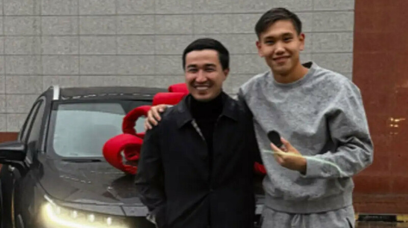 Қазақстандық кәсіпкер Шерхан Қалмұрзаға көлік сыйлады