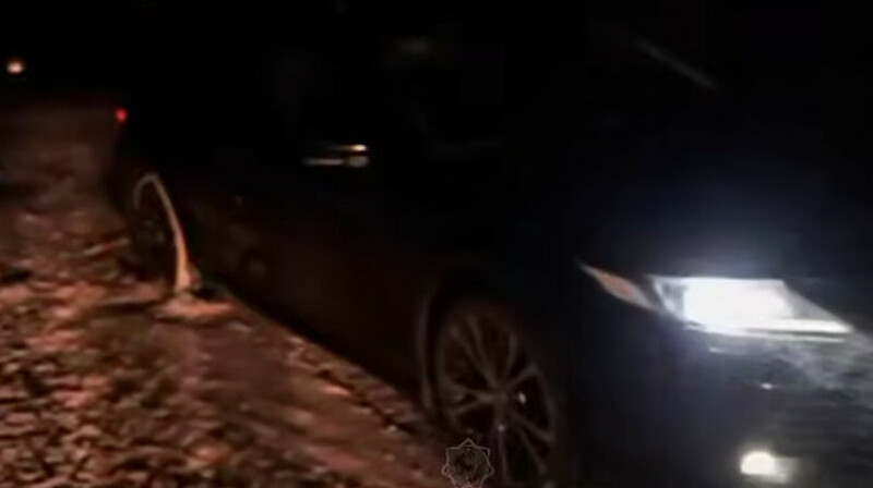 «ШҚО-да көктайғақ»: құтқарушылар жолдан үш көлікті сүйреп шығарды