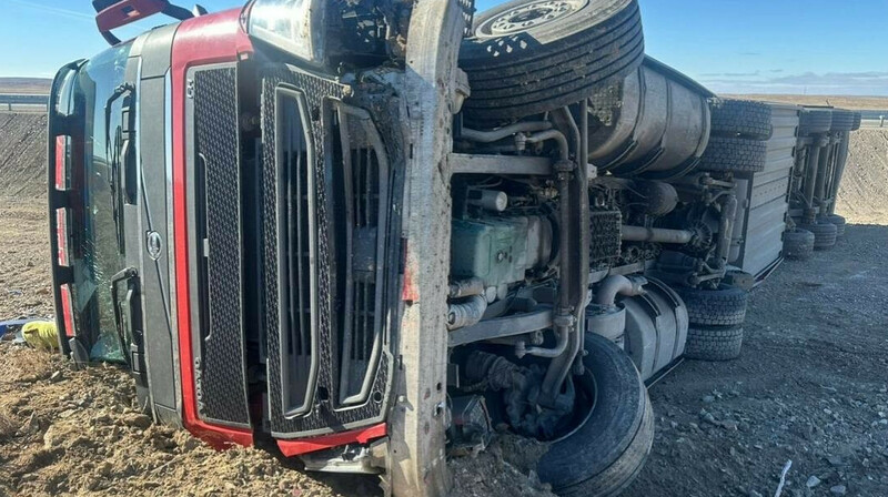 Абай облысында жүк көлігінің жүргізушісі жолда көз жұмды