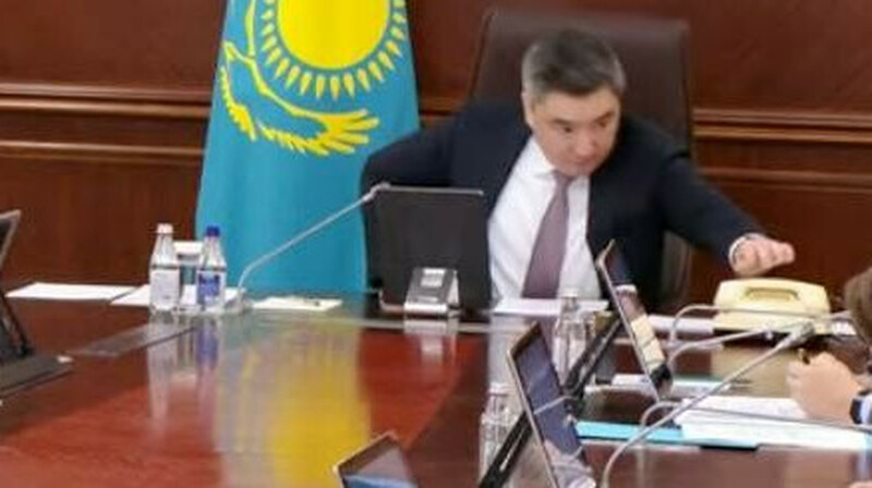 Олжас Бектенов қоңырау шалынғаннан кейін үкімет отырысынан шығып кетті
