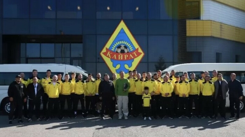 Тұрсын Алагөзов «Қайрат» футболшыларына жаңа автобус сыйлады