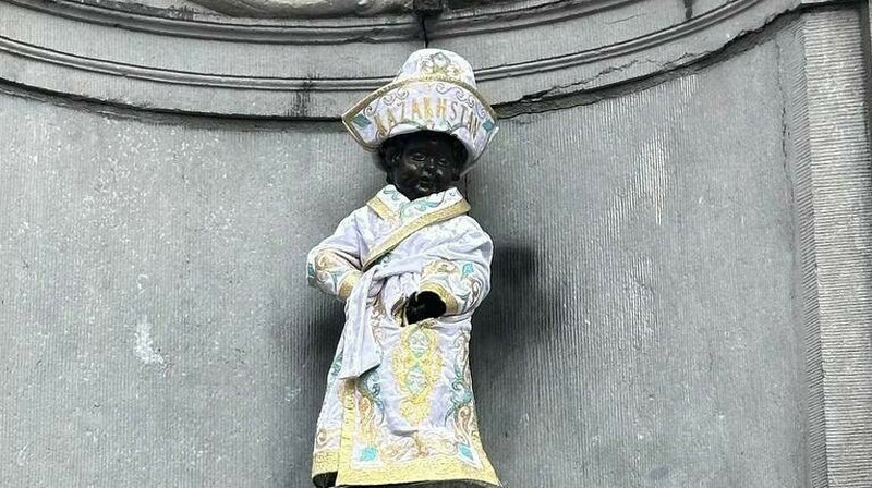 Брюссельде әйгілі мүсінге қазақтың шапаны кигізілді
