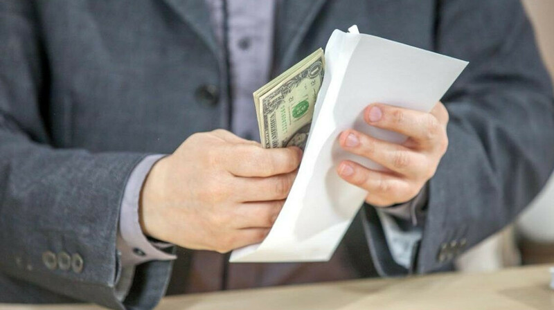 Түркістан облысында екі шенеунік пара беріп, бірі ақша жымқырып ұсталды