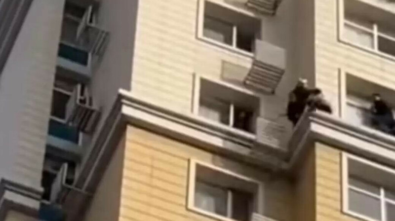 Астаналық қыз 15-қабаттан секірмек болды