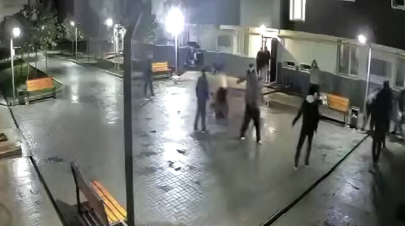 Алматыда 12 ер адам күзетші мен бір тұрғынды ұрып-соқты