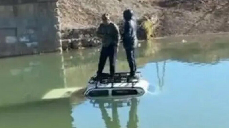 Түркістан облысында екі адам мінген көлік суға батты