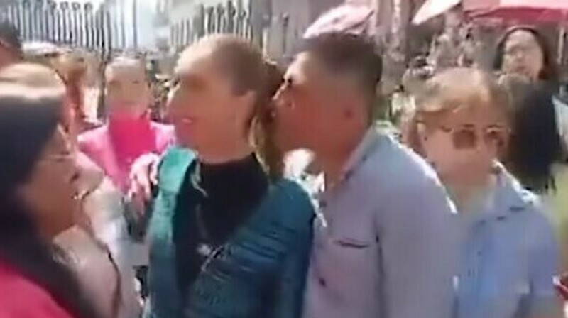 Ер адам Мексика президентінің бетінен сүйіп, кеудесіне жармасты