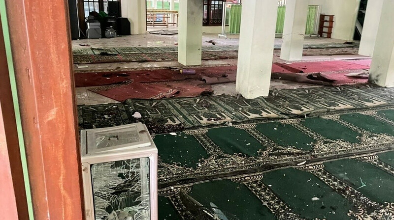 Индонезияда мешітте жарылыс болып, 54 адам жарақат алды