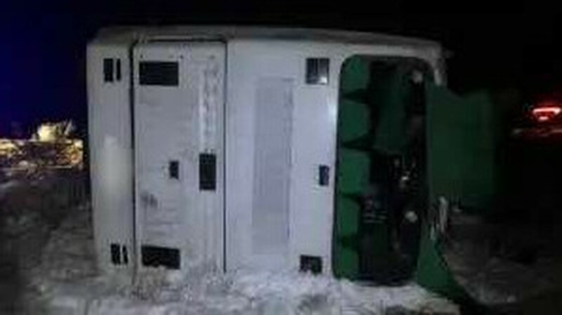 Павлодар облысында автобус аударылып қалды