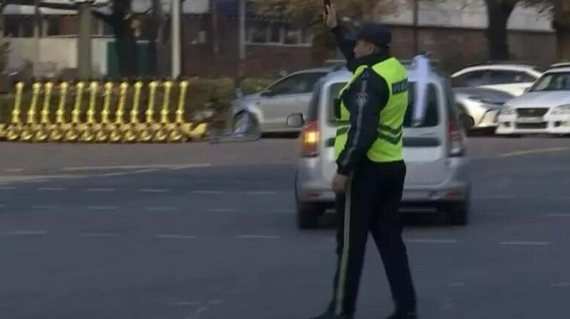 Алматыда жол қозғалысын реттеп тұрған полицейді көлік басып кеткен