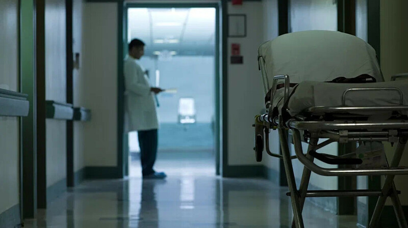 Астанада тұрғын үйдің қасбеті құлап, фельдшер өте ауыр жарақат алды