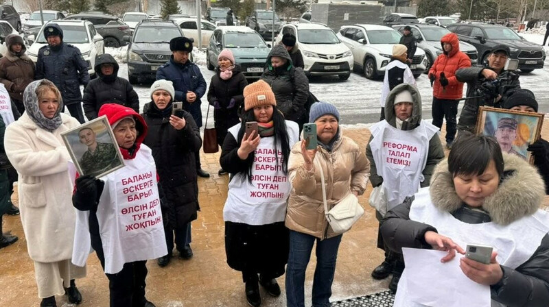 Әскери қызметте қаза тапқан сарбаздардың аналары митингіге шықты