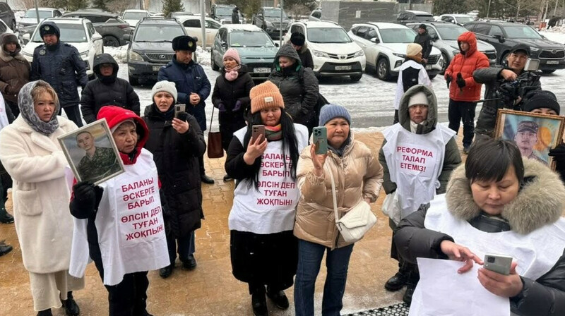 «Әскерде көз жұмған сарбаздардың ата-анасының наразылығы»: Тоқаев бас прокурорға тапсырма берді