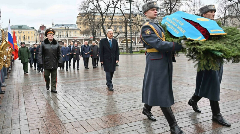 Тоқаев «Белгісіз жауынгер бейіті» ескерткіш мемориалына гүл шоғын қойды