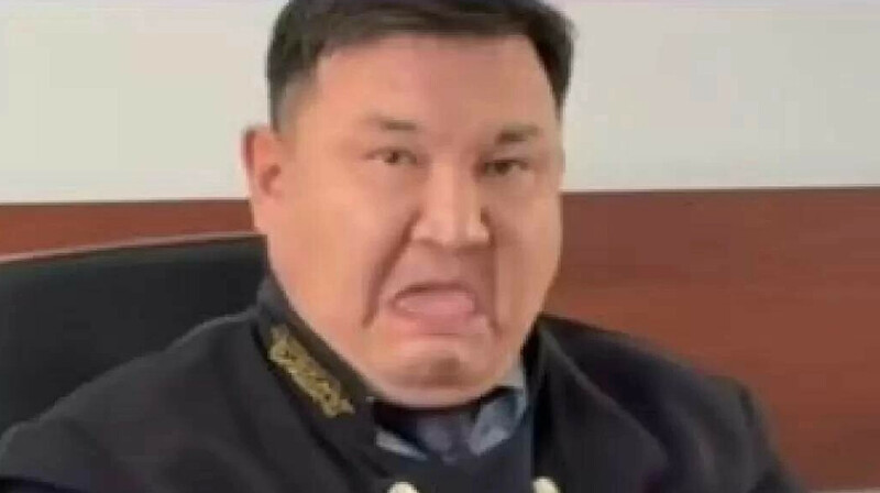 Берденов ісі бойынша сотта журналиске тілін шығарған судья қалай жазаланды?