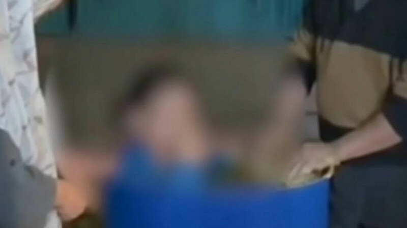 Хиджаб киюден бас тартқан қызды ата-анасы нәжіс толы суға батырған