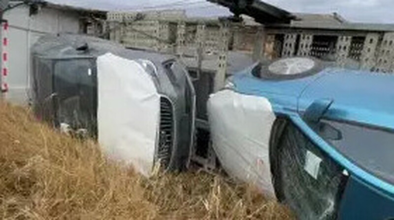 Ақмола облысында жаңа көліктер тиелген автотасмалдаушы аударылып қалған