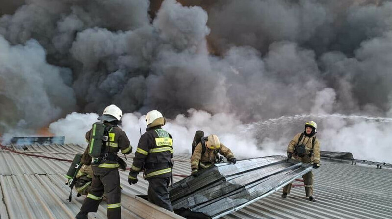 Алматыда екі қабатты қойма өртенді