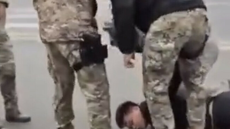 Жолға таласқан жүргізушілерді арнайы жасақ қызметкерлері ажыратып алды