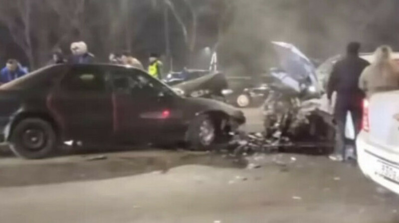 Алматыда ірі жол апатынан 3 адам зардап шекті