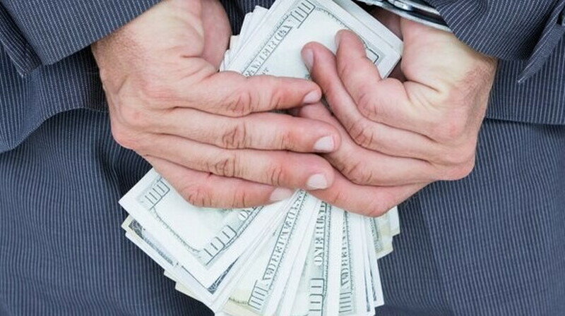 Ақтөбеде әйел лайк басамын деп, 1,3 млн теңгесінен айырылып қалды