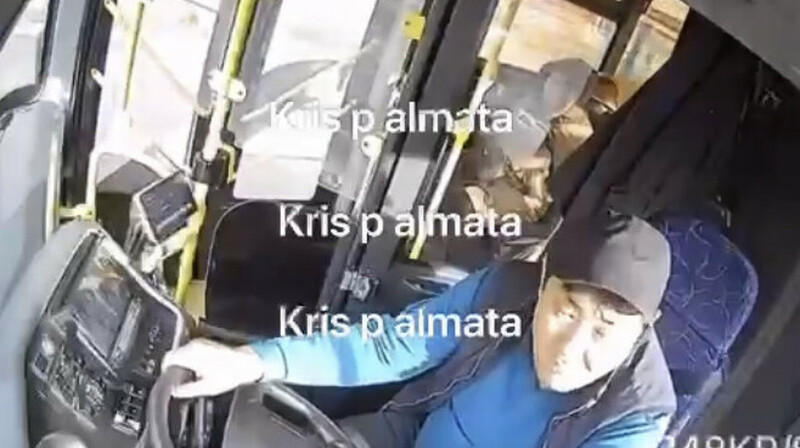 Алматыда автобус жүргізушісі адам қағып кетті