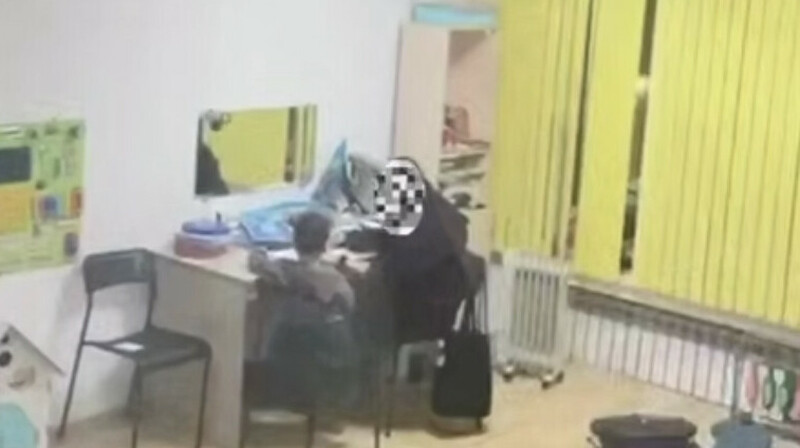 Логопед сабақ үстінде баланы ұрып жіберген