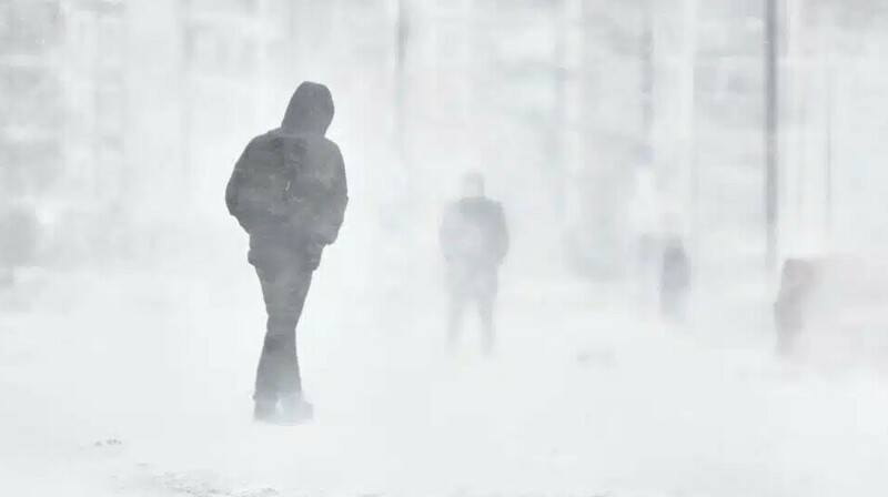 «Атырауда дүлей дауыл»: Тұрғын үйлердің шатыры ұшып, жолдар жабылды